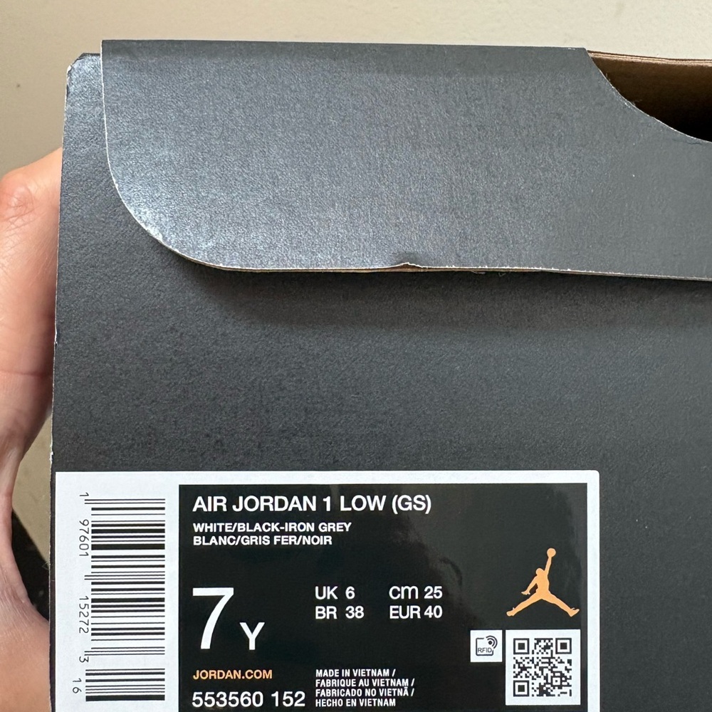 Nike Youth Black and White Sneakers - Picture 9 of 9